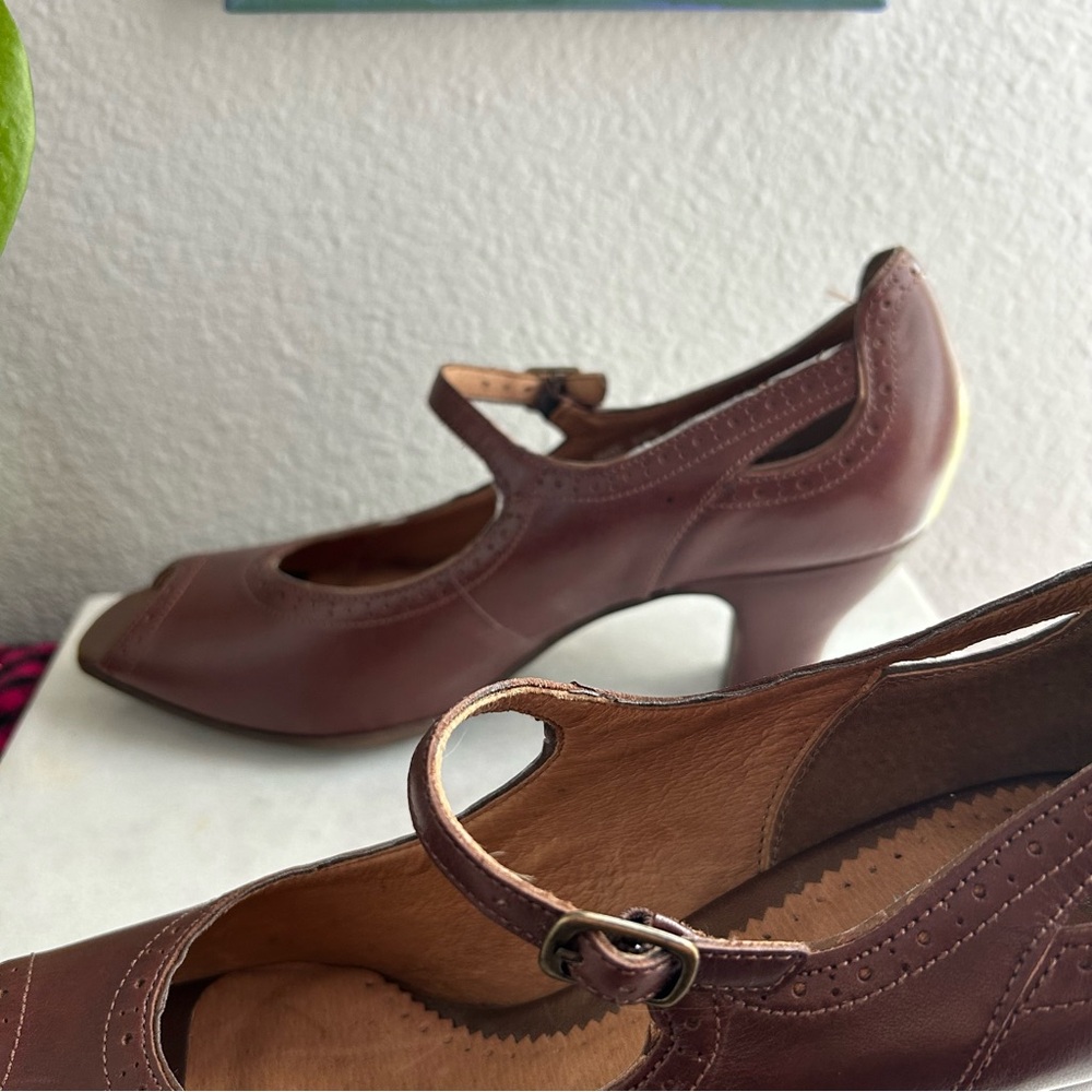 Clark’s Artisan victorian academia brown leather peep toe pumps - Picture 7 of 10